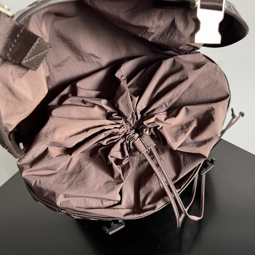 ボッテガ・ヴェネタ「Bottega Veneta」スムースレザー ユニセックスショルダーバッグ