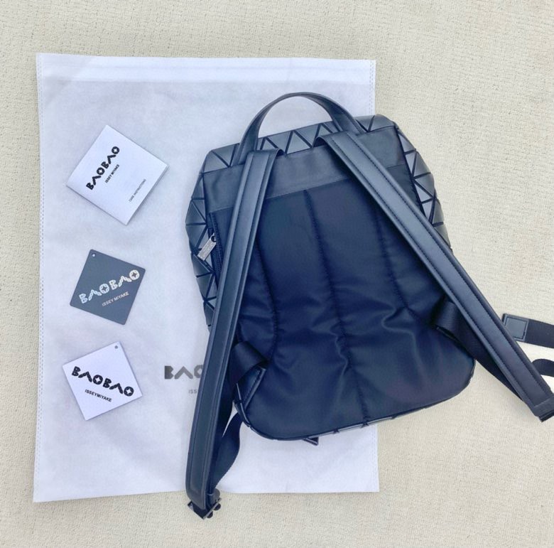 イッセイ・ミヤケ「Issey Miyake」スタイリッシュリュックサック