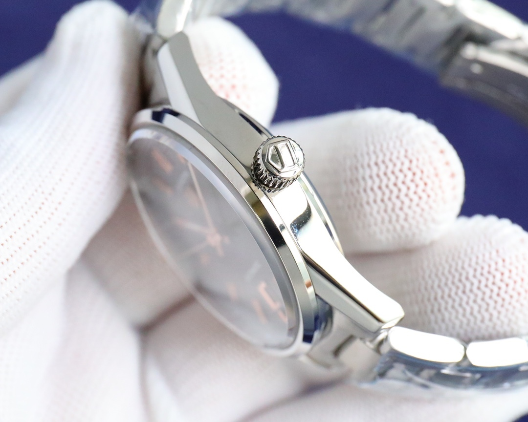 タグ・ホイヤー「TAG Heuer」 カレラ クロノグラフ カレンダー メンズウォッチ40MM