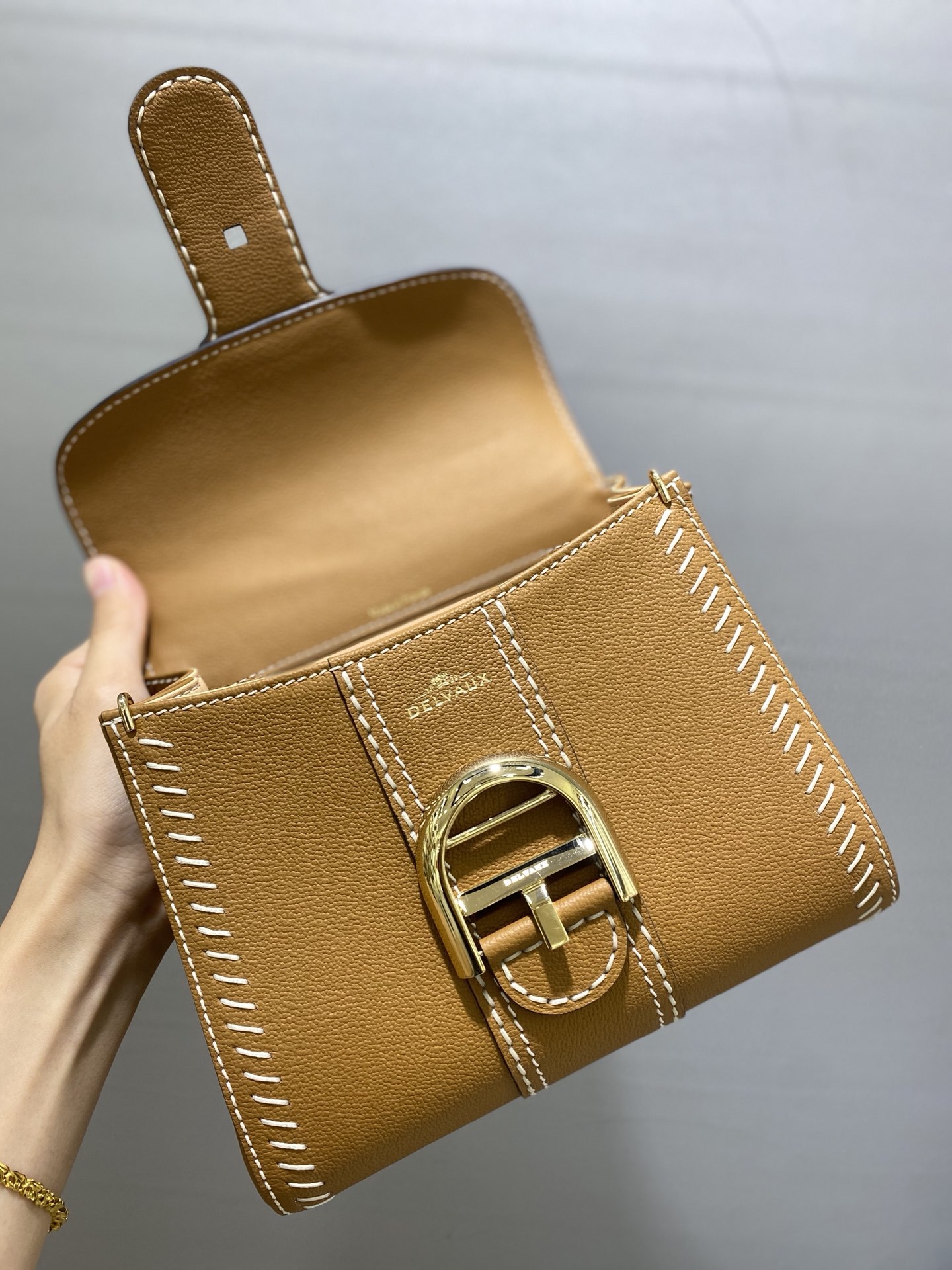 デルヴォー「Delvaux」キャラメル色バッグ