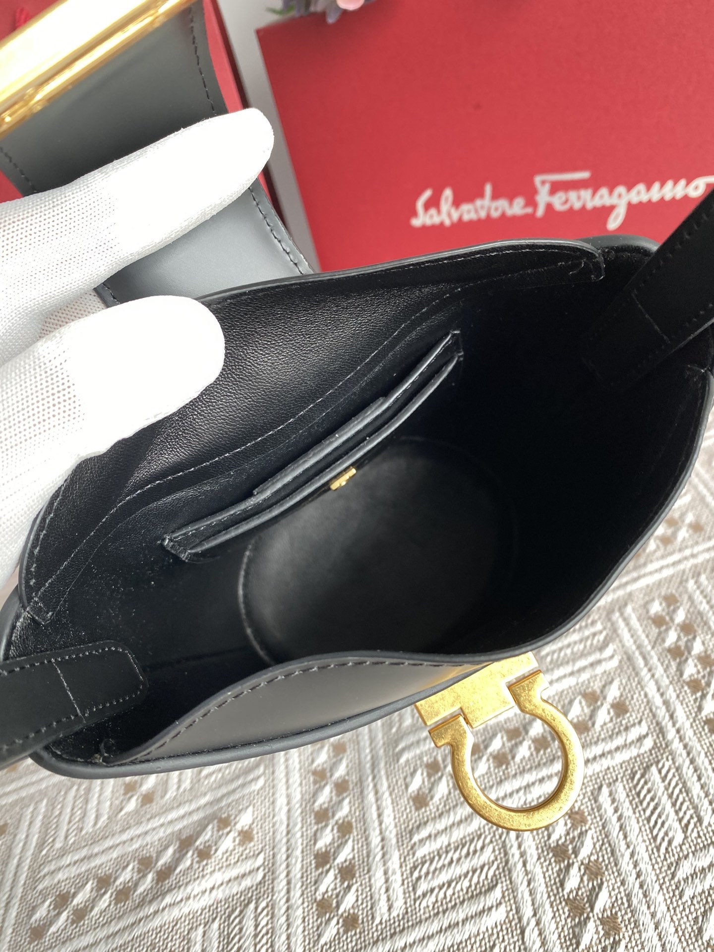 フェラガモ「Ferragamo」トリフォリオ ガンチーニショルダーバッグ