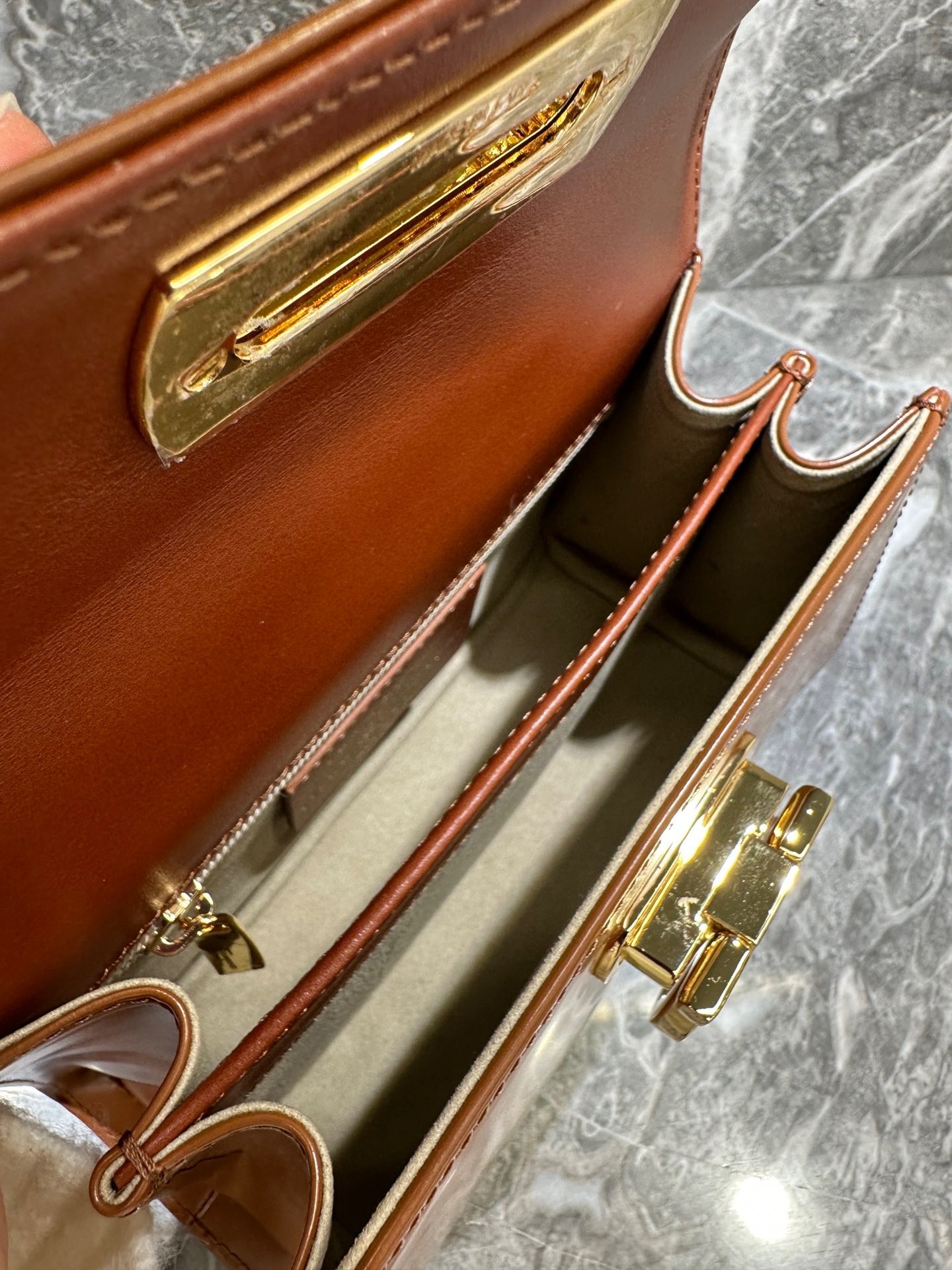 フェラガモ「Ferragamo」ミュージアムコレクション レトロトップハンドルバッグ