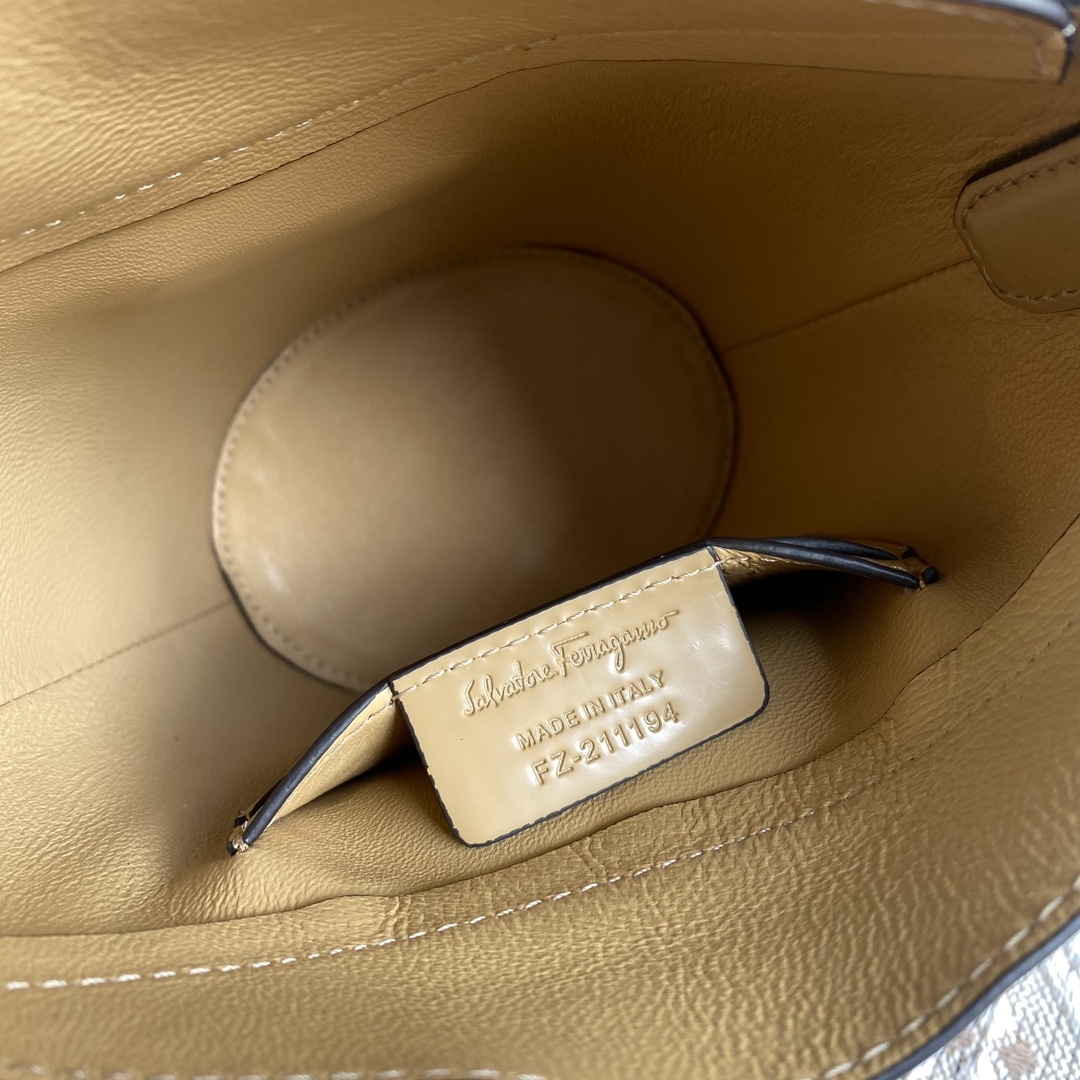 フェラガモ「Ferragamo」トリフォリオ ハイブリッドショルダーバッグ