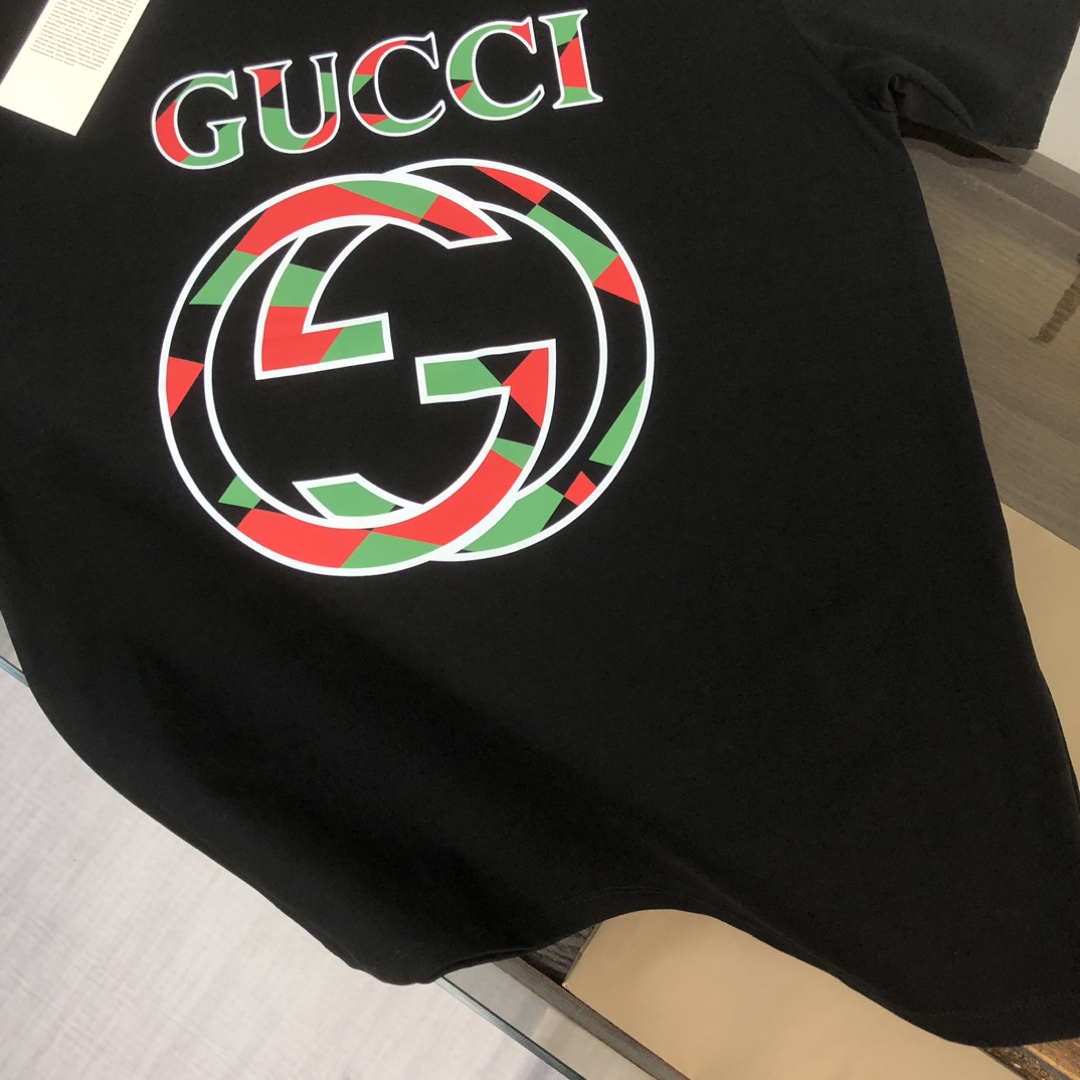 グッチ「Gucci」2025サマーコレクション ロゴプリント クルーネックTシャツ