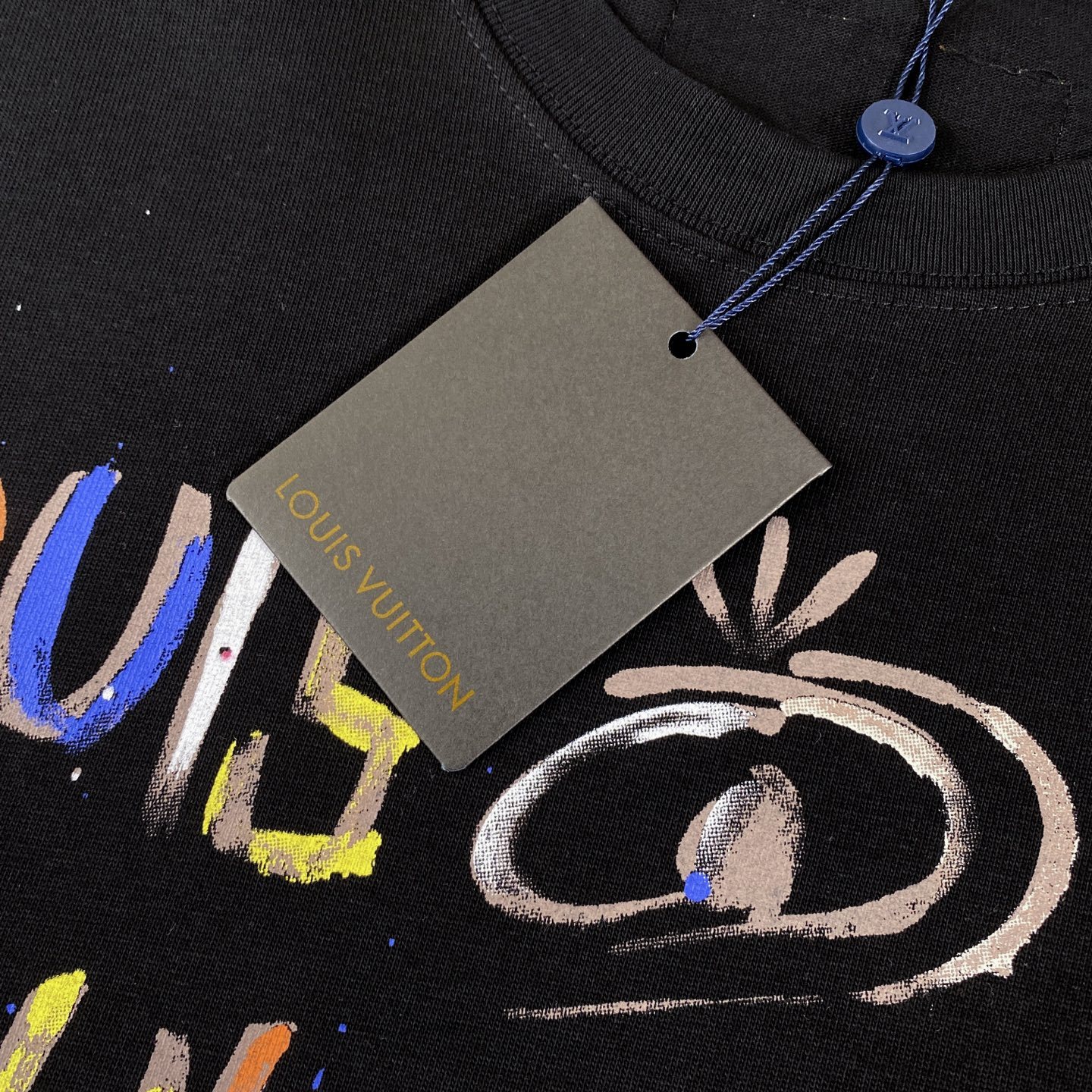 ルイ・ヴィトン「Louis Vuitton」 2025 コスモグラフィティ スプレーアート プリント クルーネックTシャツ（メンズ）