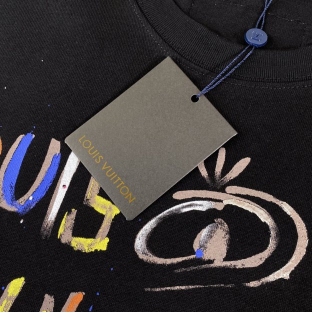 ルイ・ヴィトン「Louis Vuitton」 2025 コスモグラフィティ スプレーアート プリント クルーネックTシャツ（メンズ）