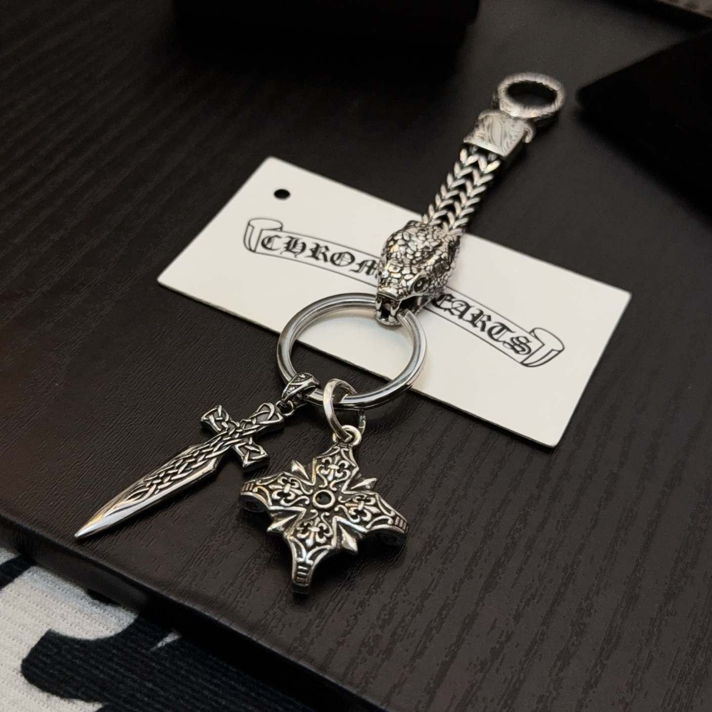 クロムハーツ「Chrome Hearts」クロスペンダントキーホルダー - 精巧なハンドメイド、アンティークシルバー彫刻、ヴィンテージパンクスタイル