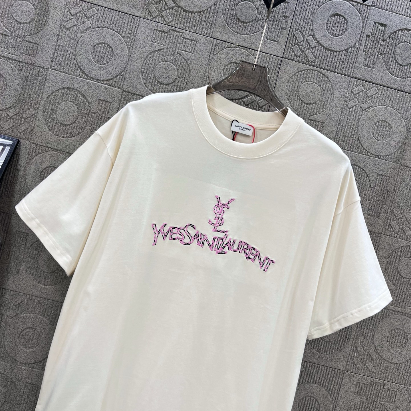 サンローラン「Saint Laurent」マルチカラー 3D刺繍ロゴ Tシャツ