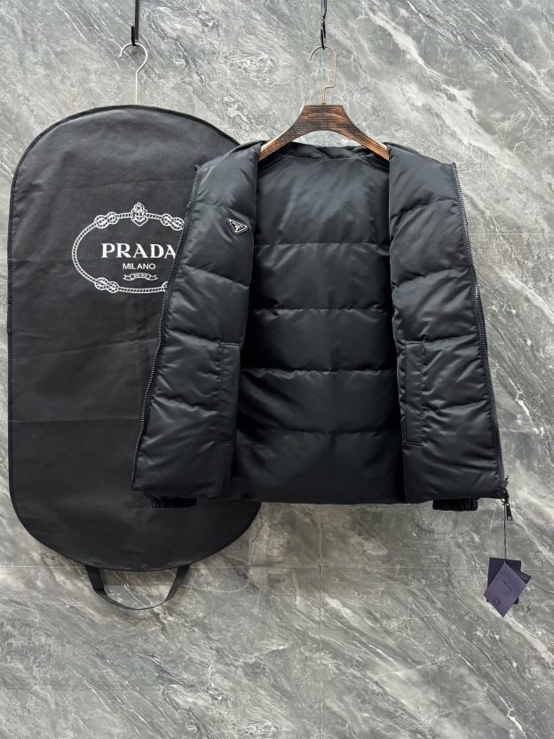 プラダ「Prada」秋冬フード付きダウンジャケット 両面着用