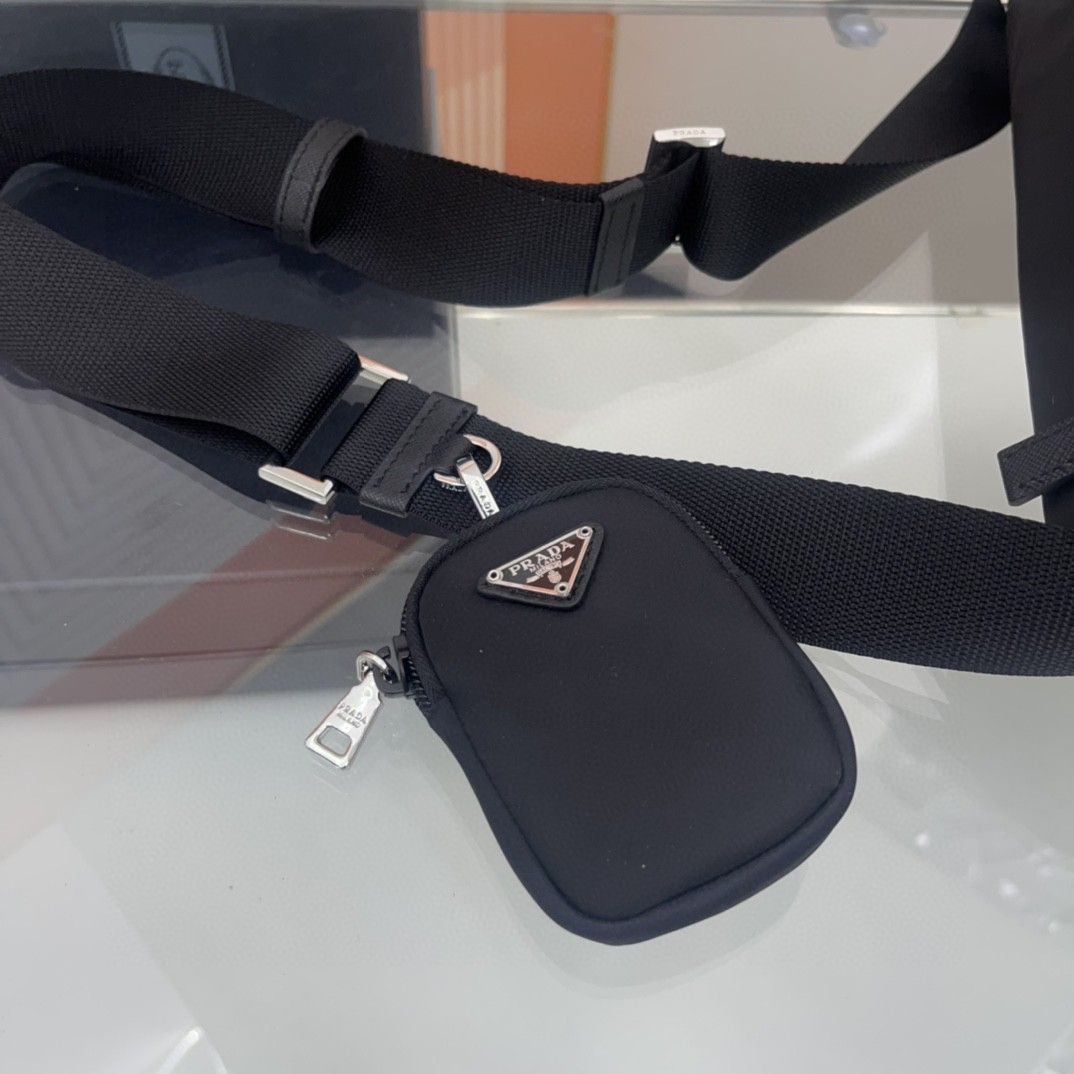 プラダ「Prada」サフィアーノ レザー メッセンジャーバッグ