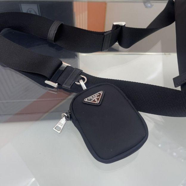 プラダ「Prada」サフィアーノ レザー メッセンジャーバッグ