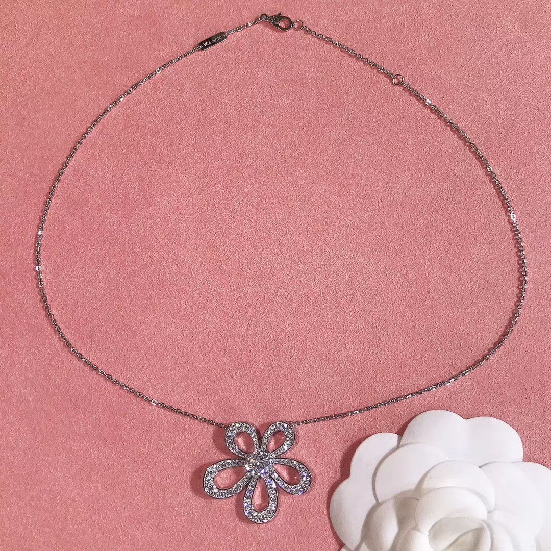 ヴァン クリーフ＆アーペル「Van Cleef & Arpels」クラシックな花の大きな花贅沢なドリルネックレス22cm