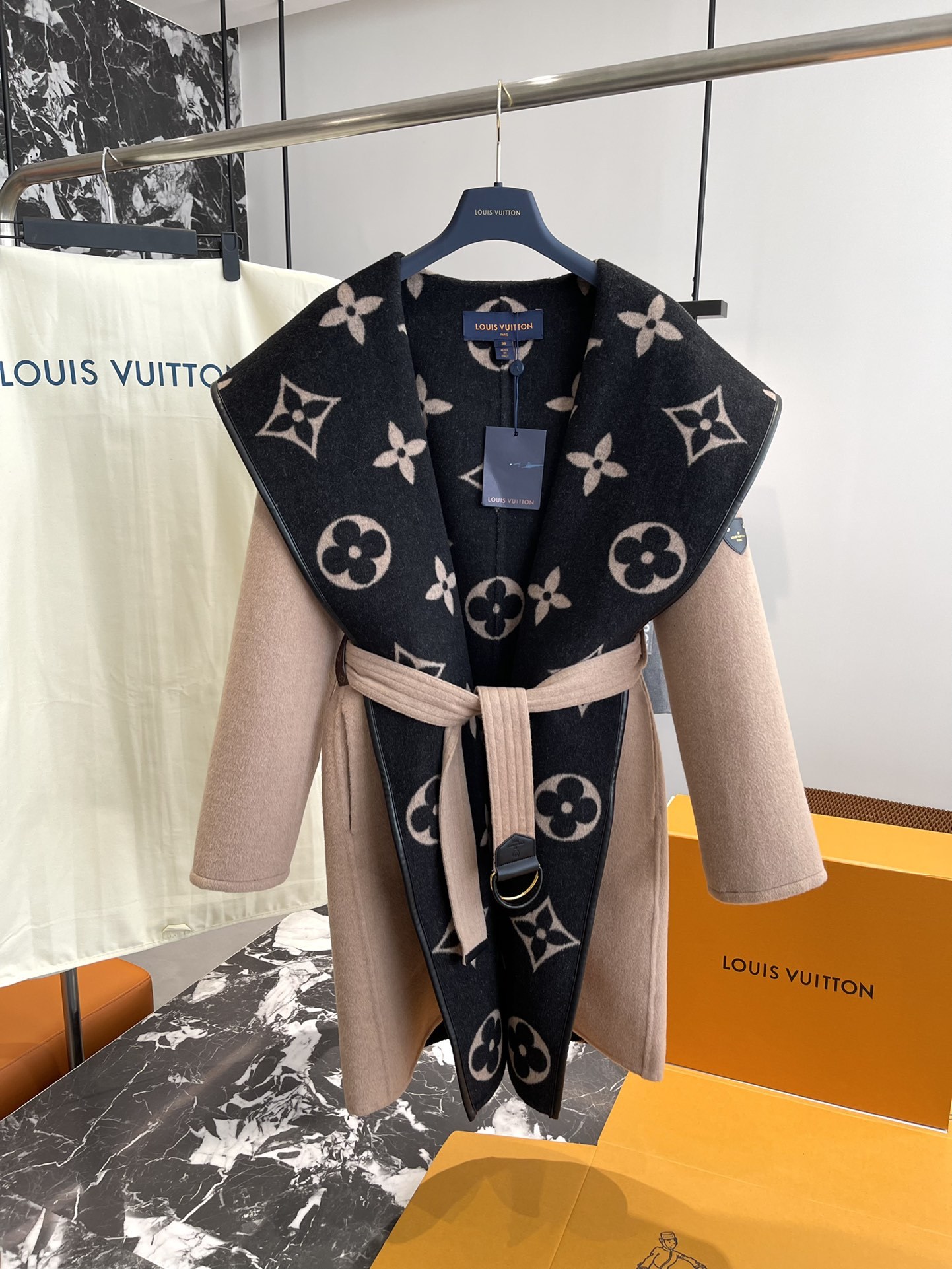 ルイ・ヴィトン「Louis Vuitton」秋冬 レディース ワップルフードロングコート