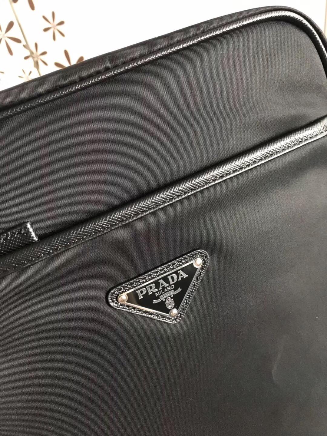 プラダ「Prada」パラシュートメッセンジャーバッグ