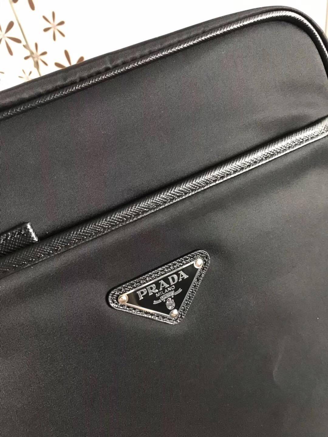 プラダ「Prada」パラシュートメッセンジャーバッグ