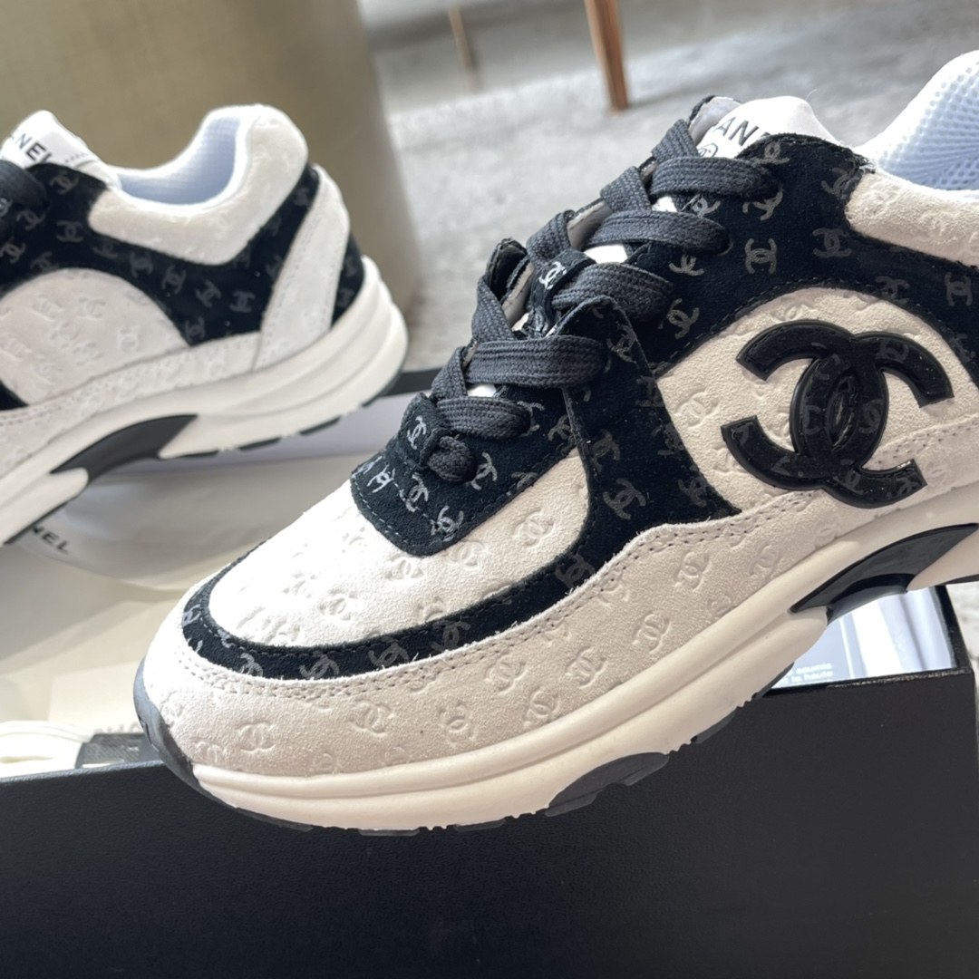 シャネル「Chanel」2022/23クルーズコレクション エンブロイダード スニーカー