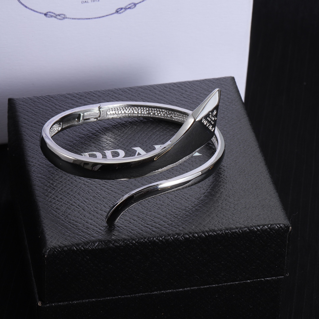 プラダ「Prada」プラダ アシンメトリー メタル ブレスレット