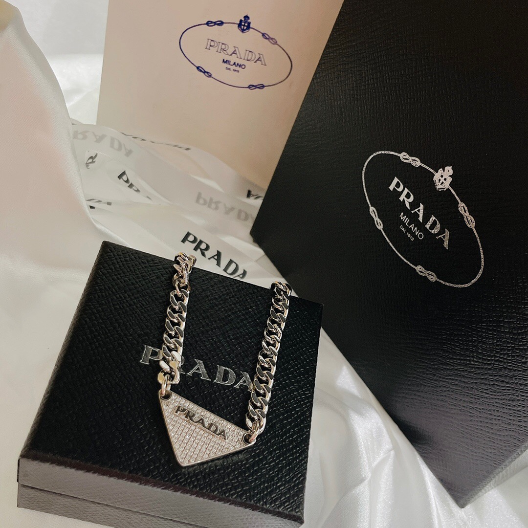 プラダ「Prada」Eternal Gold フルダイヤモンドトライアングルネックレス