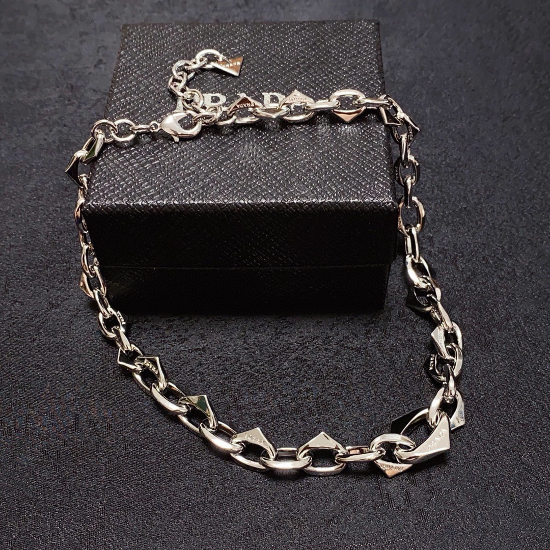 プラダ「Prada」 Symbole トライアングルチェーンネックレス