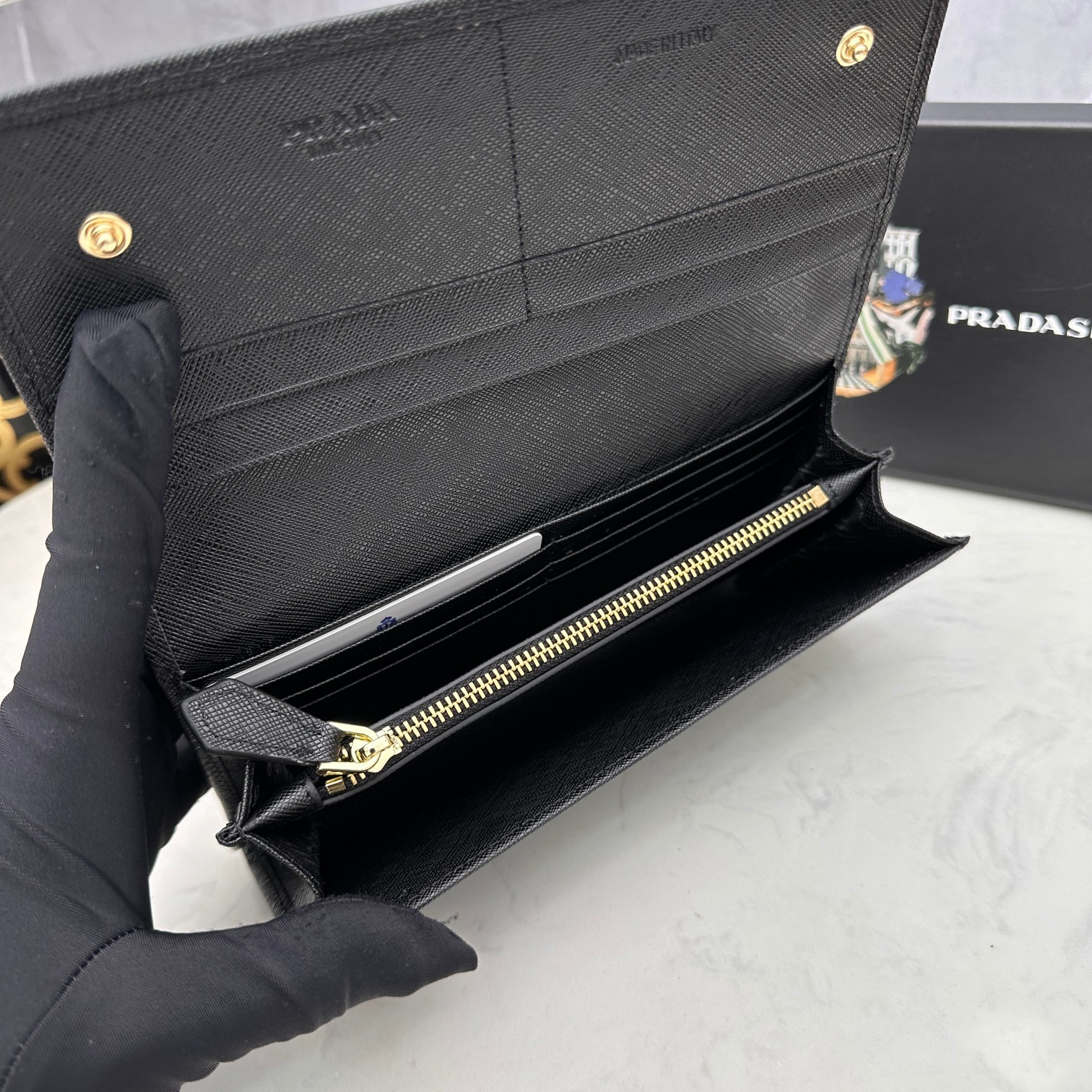 プラダ「Prada」サフィアーノ メタル クラシック ウォレット