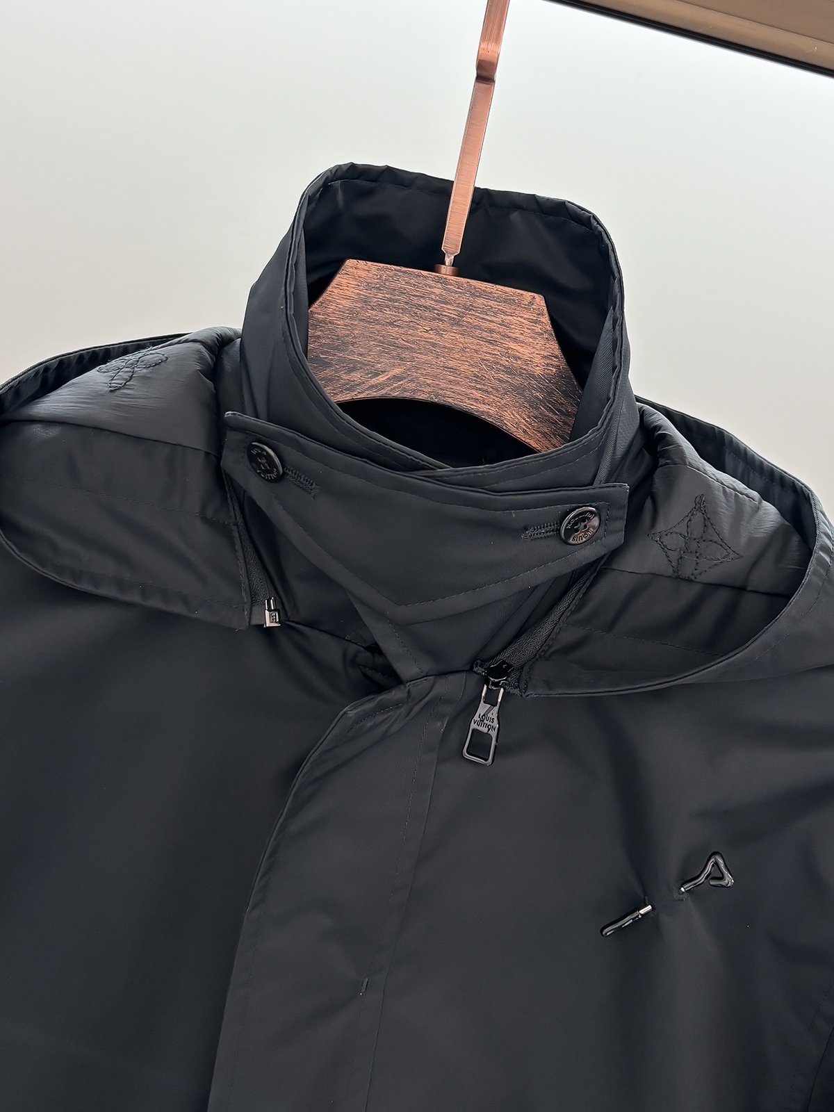 ルイ・ヴィトン「Louis Vuitton」24 FW秋冬新作ブラックナイロン素材取り外し可能な連帽ダウン