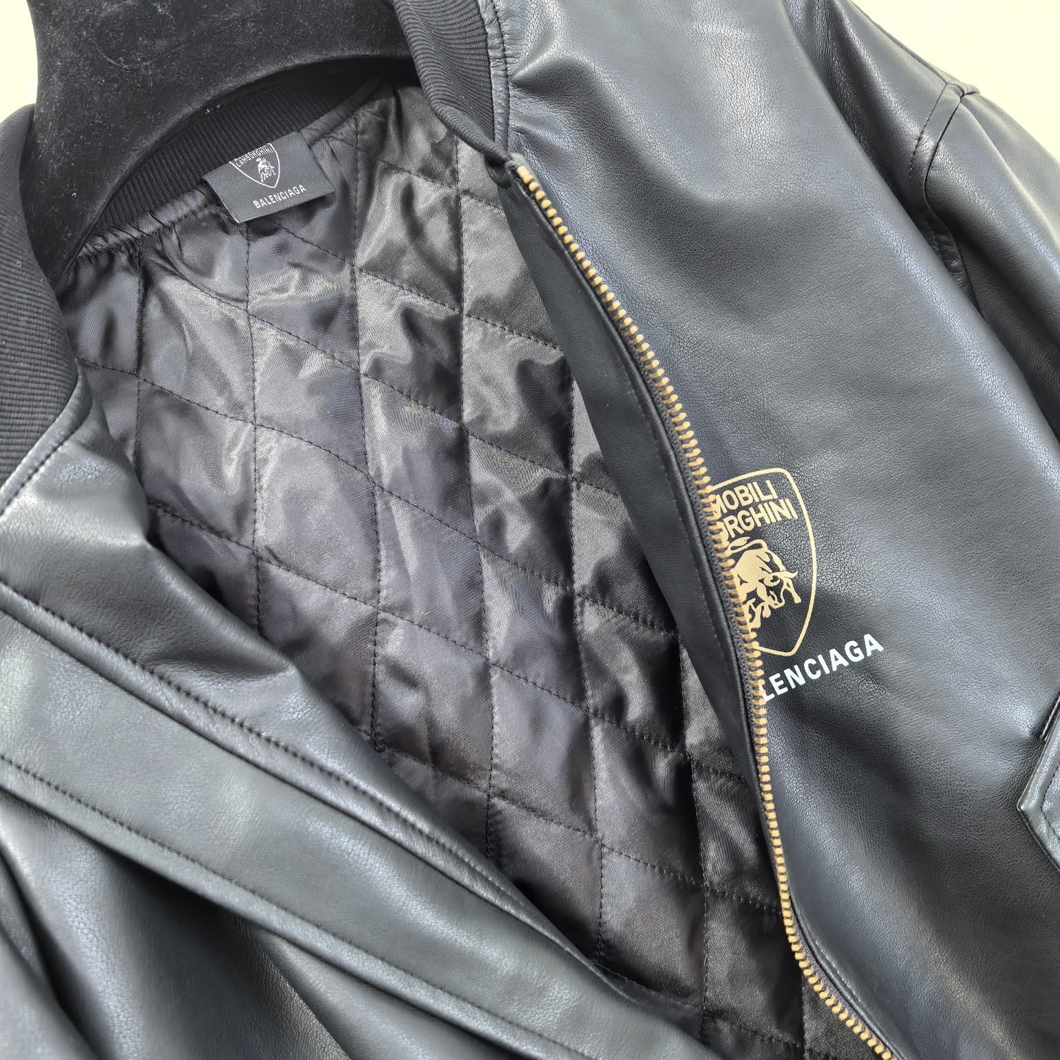 バレンシアガ「Balenciaga」‌ × AUTOMOBILI LAMBORGHINI シールドエンブレム レザージャケット
