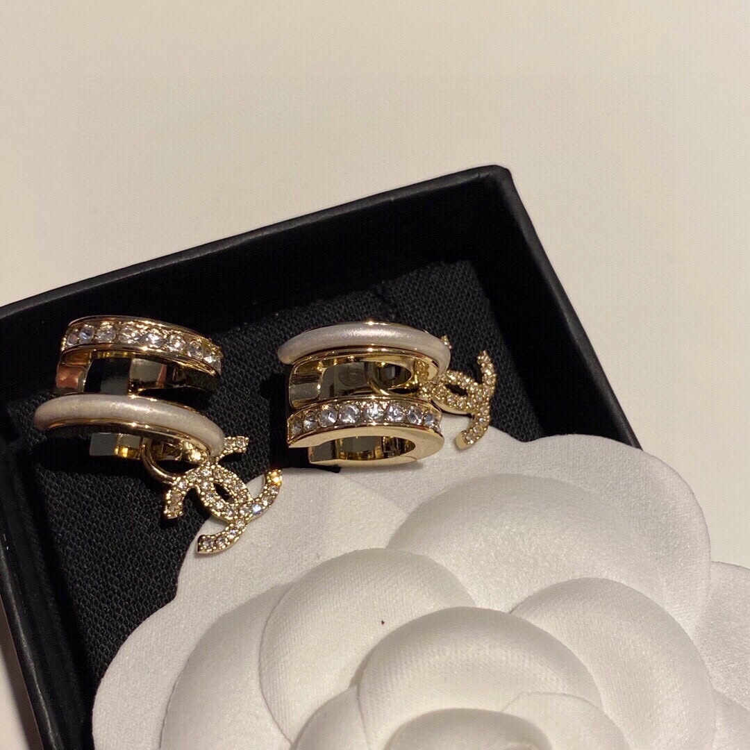 シャネル「Chanel」マザーオブパール ダブルC ダイヤモンド ピアス