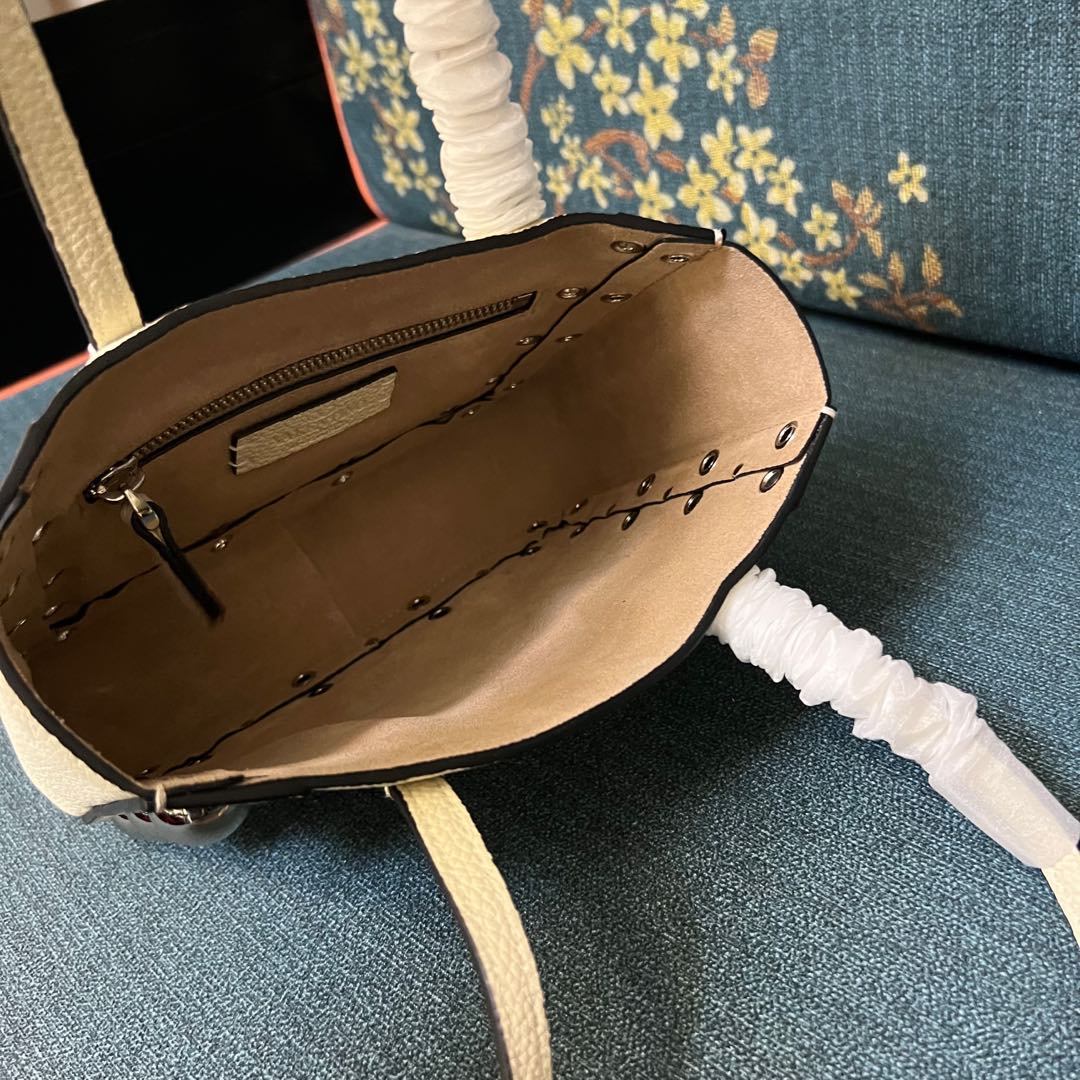 ヴァレンティノ「Valentino」ガラヴァーニ スモール レザー ハンドバッグ
