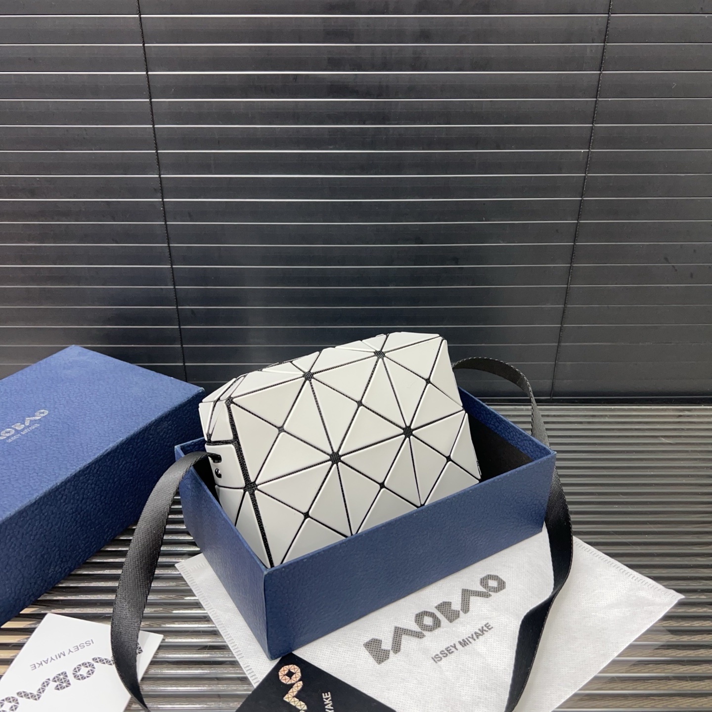 イッセイ・ミヤケ「Issey Miyake」Geometric カメラバッグ