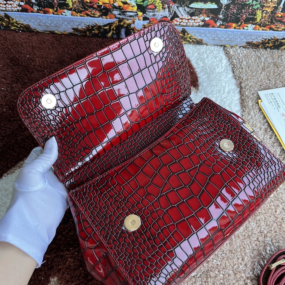 ドルチェ・アンド・ガッバーナ「D&G」エンボスレザー ショルダーバッグ