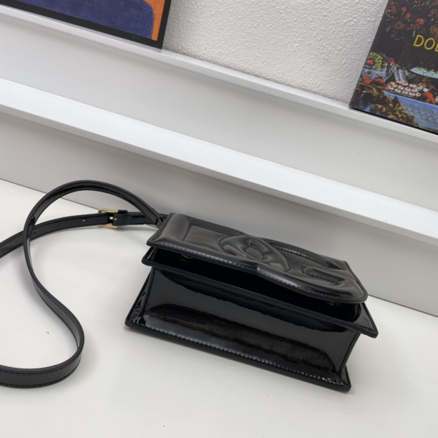 ドルチェ・アンド・ガッバーナ「D&G」ラミネートレザー ショルダーバッグ