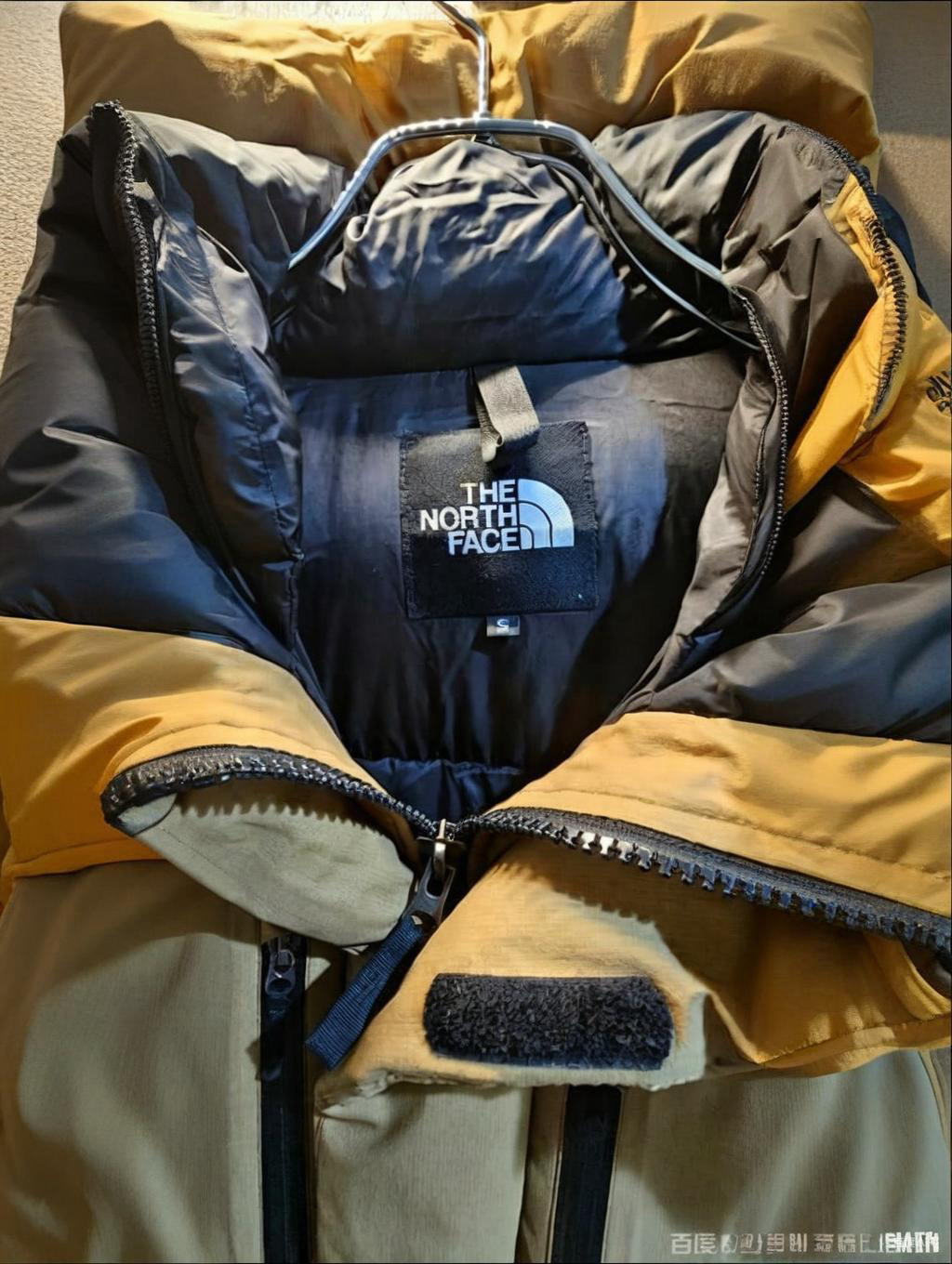 【特価人気商品】ザ・ノースフェイス パッチワークデザインのフード付きダウンジャケット