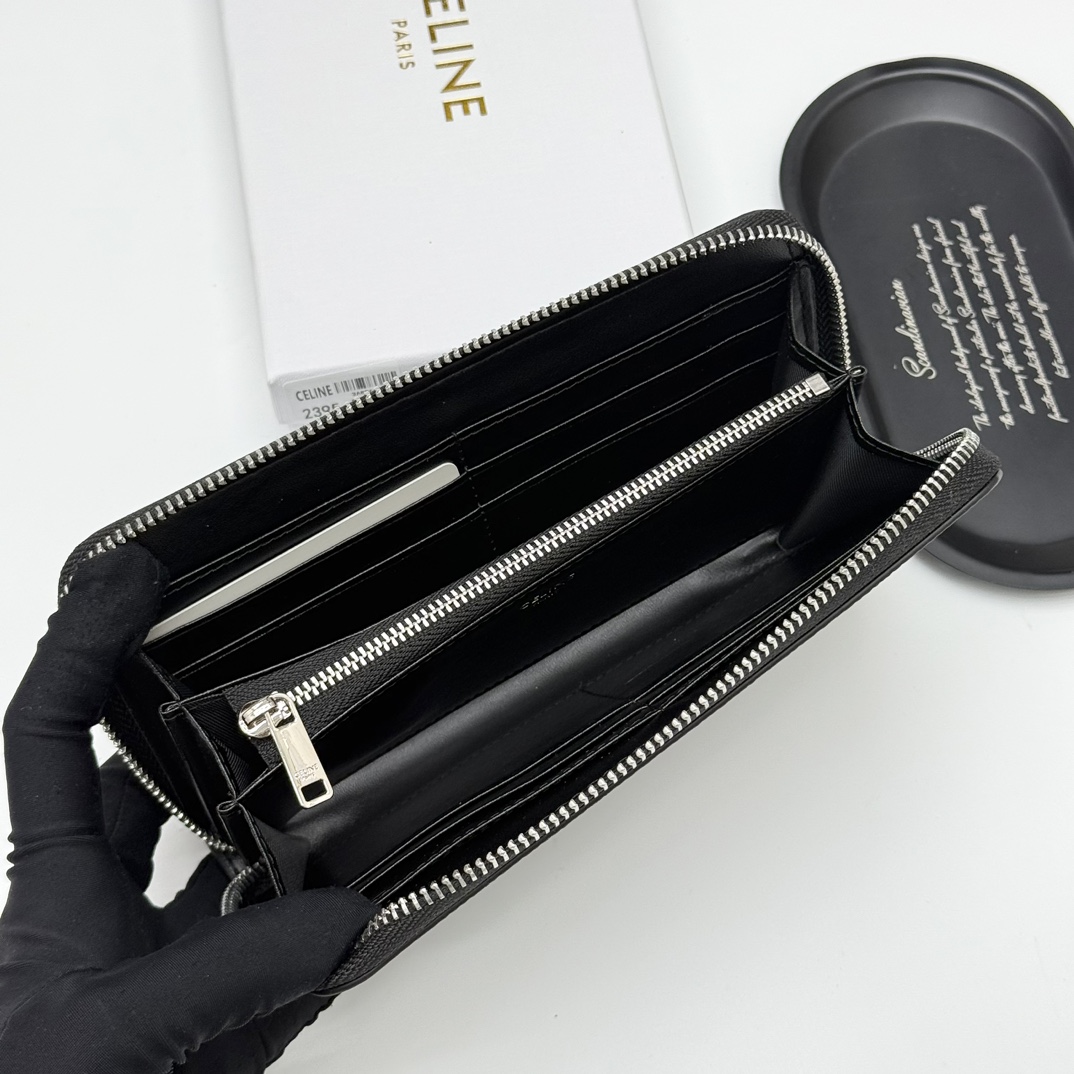 セリーヌ「Celine」TRIOMPHE CUIR ラージジップウォレット