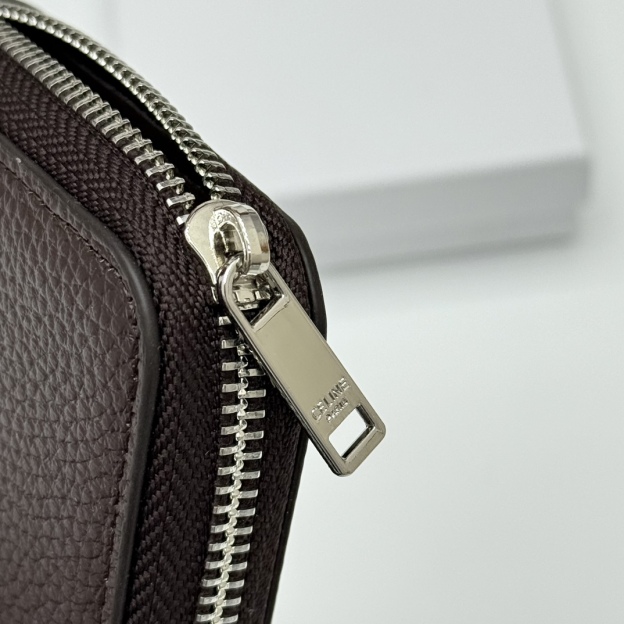 セリーヌ「Celine」TRIOMPHE CUIR ラージジップウォレット