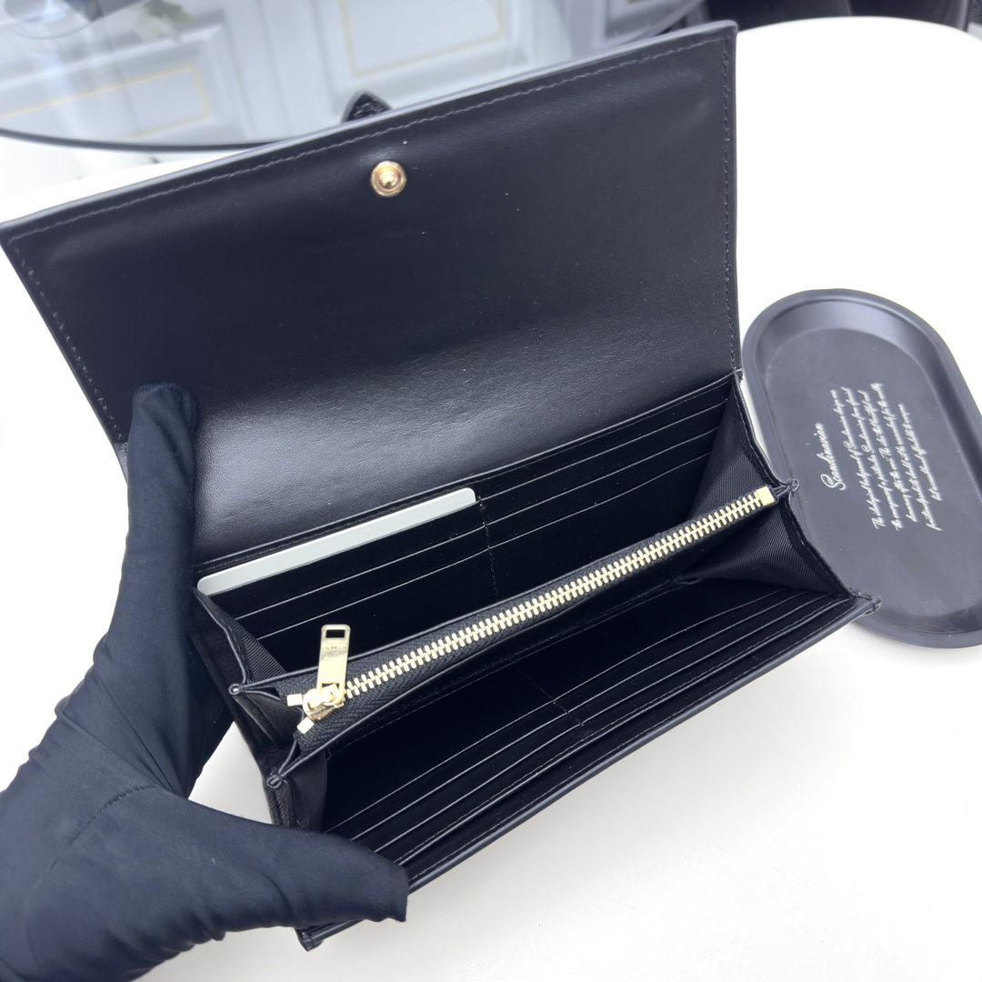 セリーヌ「Celine」TRIOMPHE CUIR ラージジップウォレット