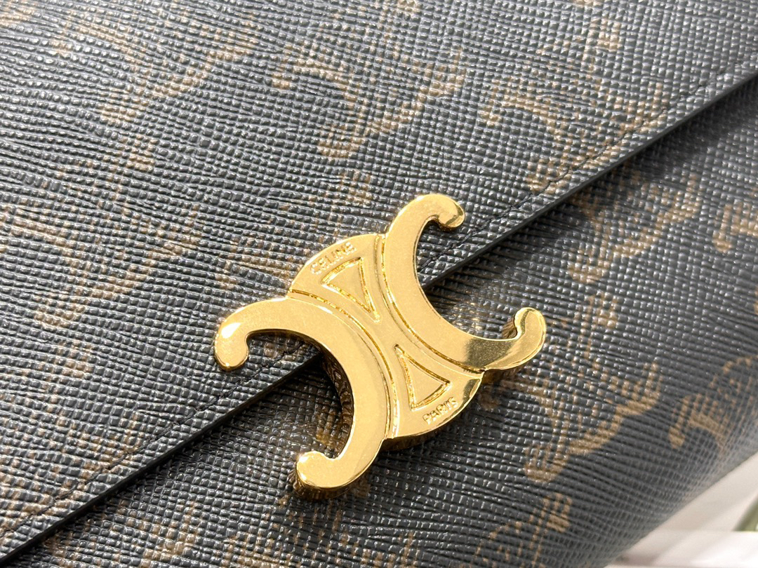 セリーヌ「Celine」TRIOMPHE CUIR ラージジップウォレット