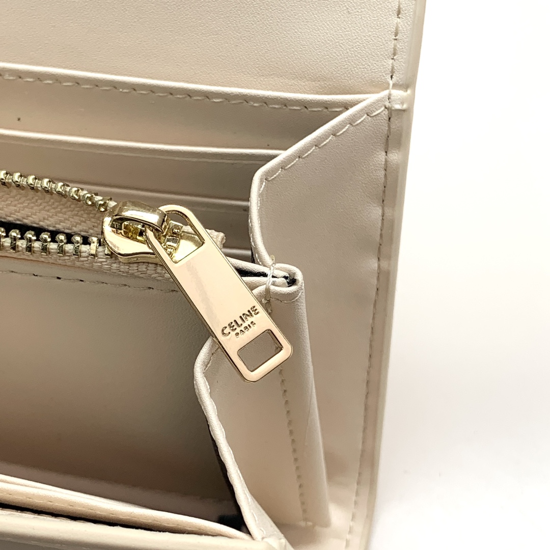 セリーヌ「Celine」TRIOMPHE CUIR ラージジップウォレット