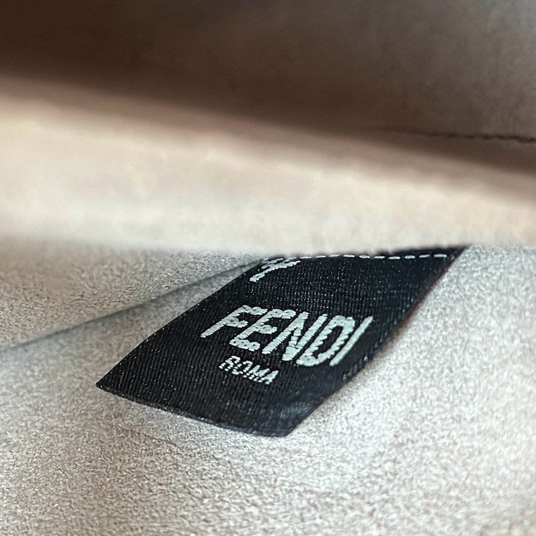 フェンディ「Fendi」PEEKABOO ミディアム ハンドバッグ