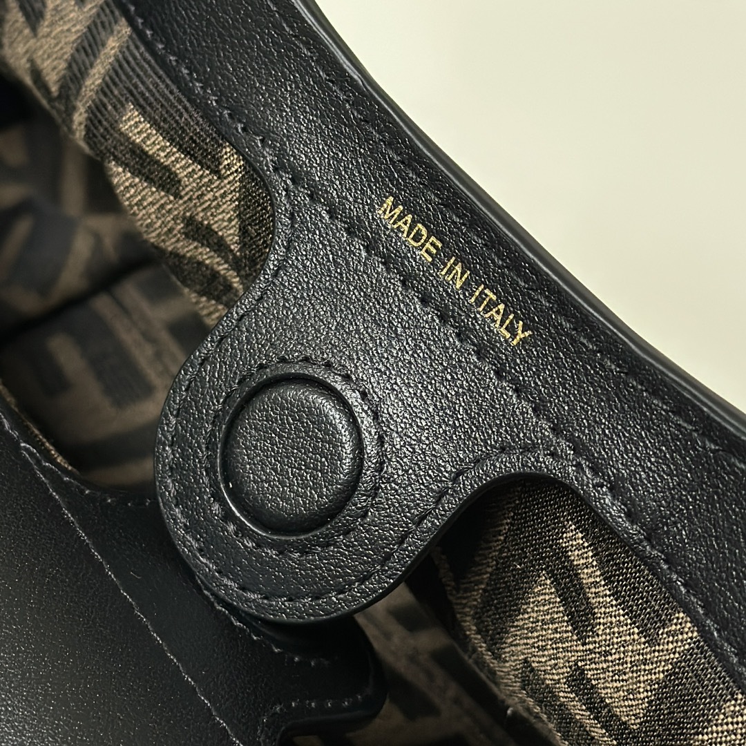 フェンディ「Fendi」ノットハンドル ショルダーバッグ