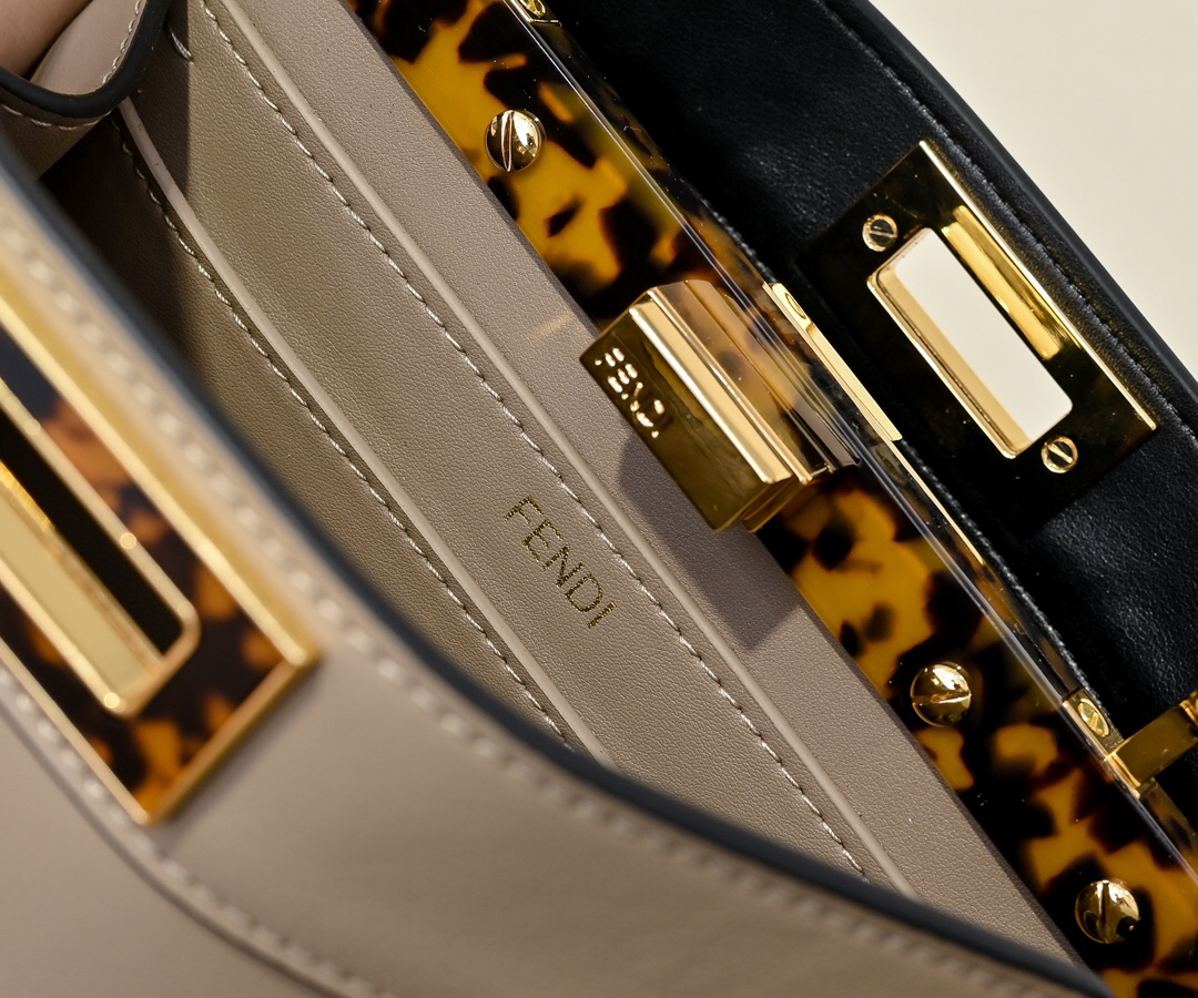 フェンディ「Fendi」Peekaboo ISeeU ミディアム ショルダーバッグ