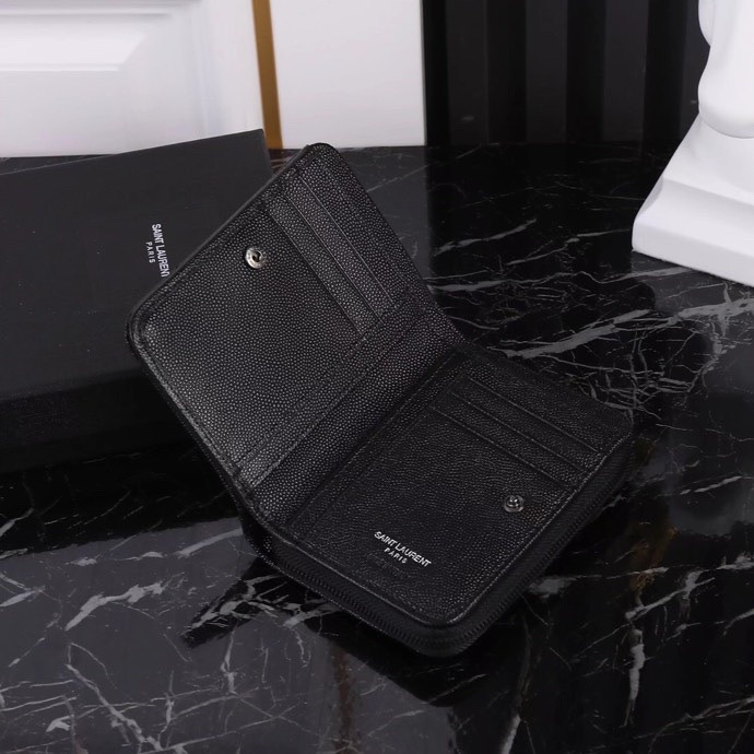 サンローラン「Saint Laurent」モノグラム コンパクト ジップアラウンド ウォレット（グレイン ド プードル エンボスレザー）