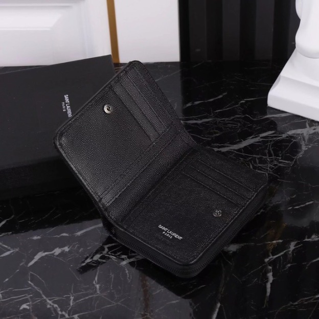 サンローラン「Saint Laurent」モノグラム コンパクト ジップアラウンド ウォレット（グレイン ド プードル エンボスレザー）