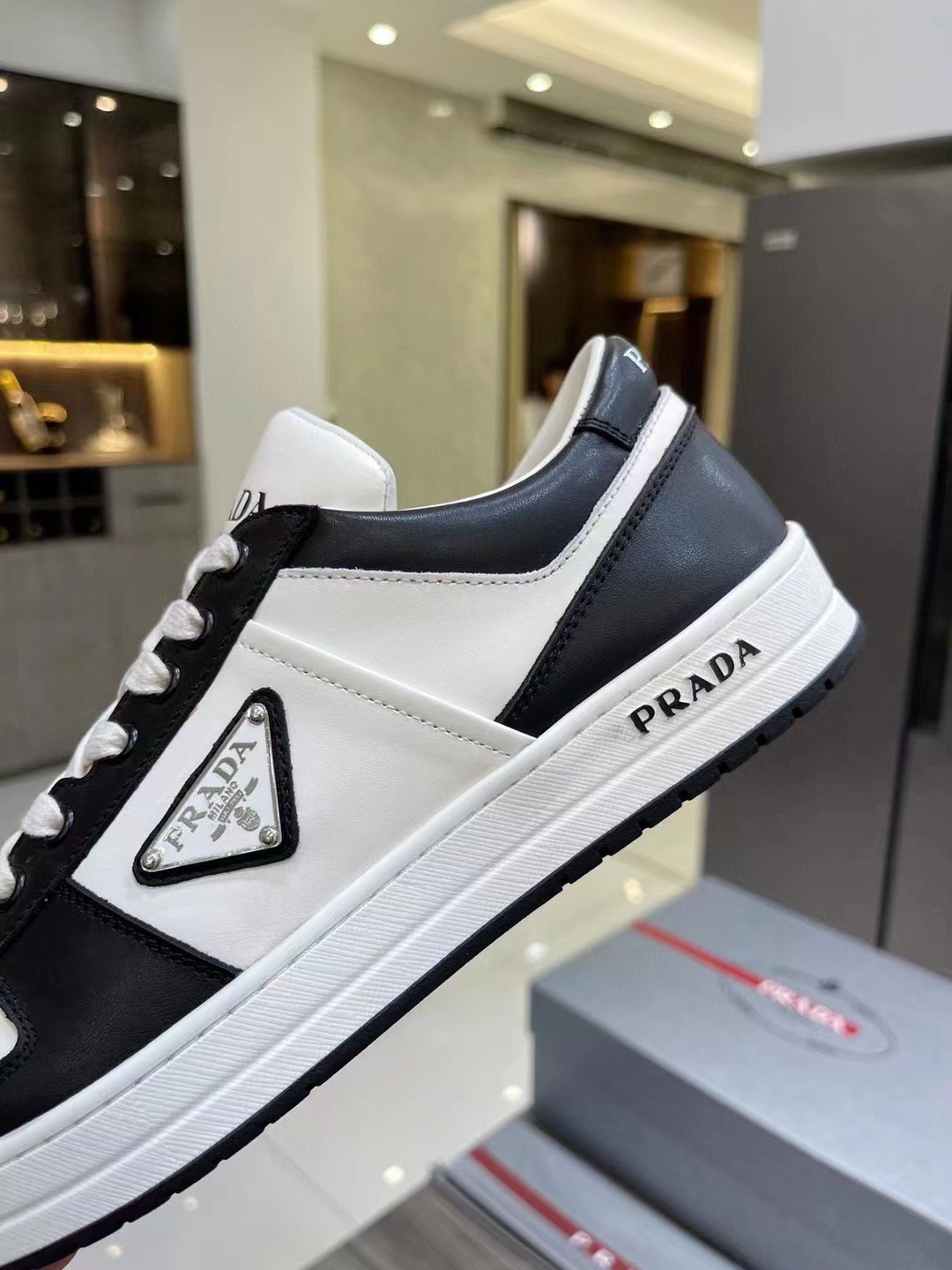 プラダ「Prada」メンズ レザー スポーツシューズ