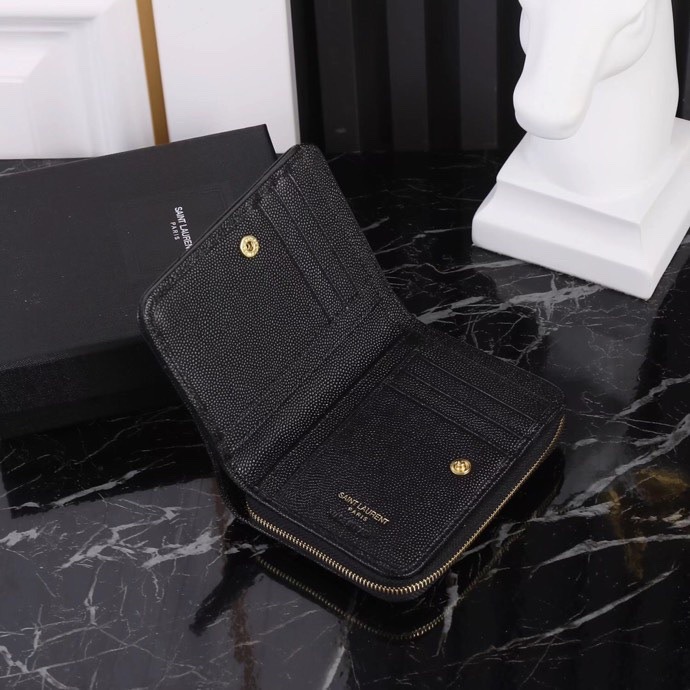 サンローラン「Saint Laurent」モノグラム コンパクト ジップアラウンド ウォレット（グレイン ド プードル エンボスレザー）