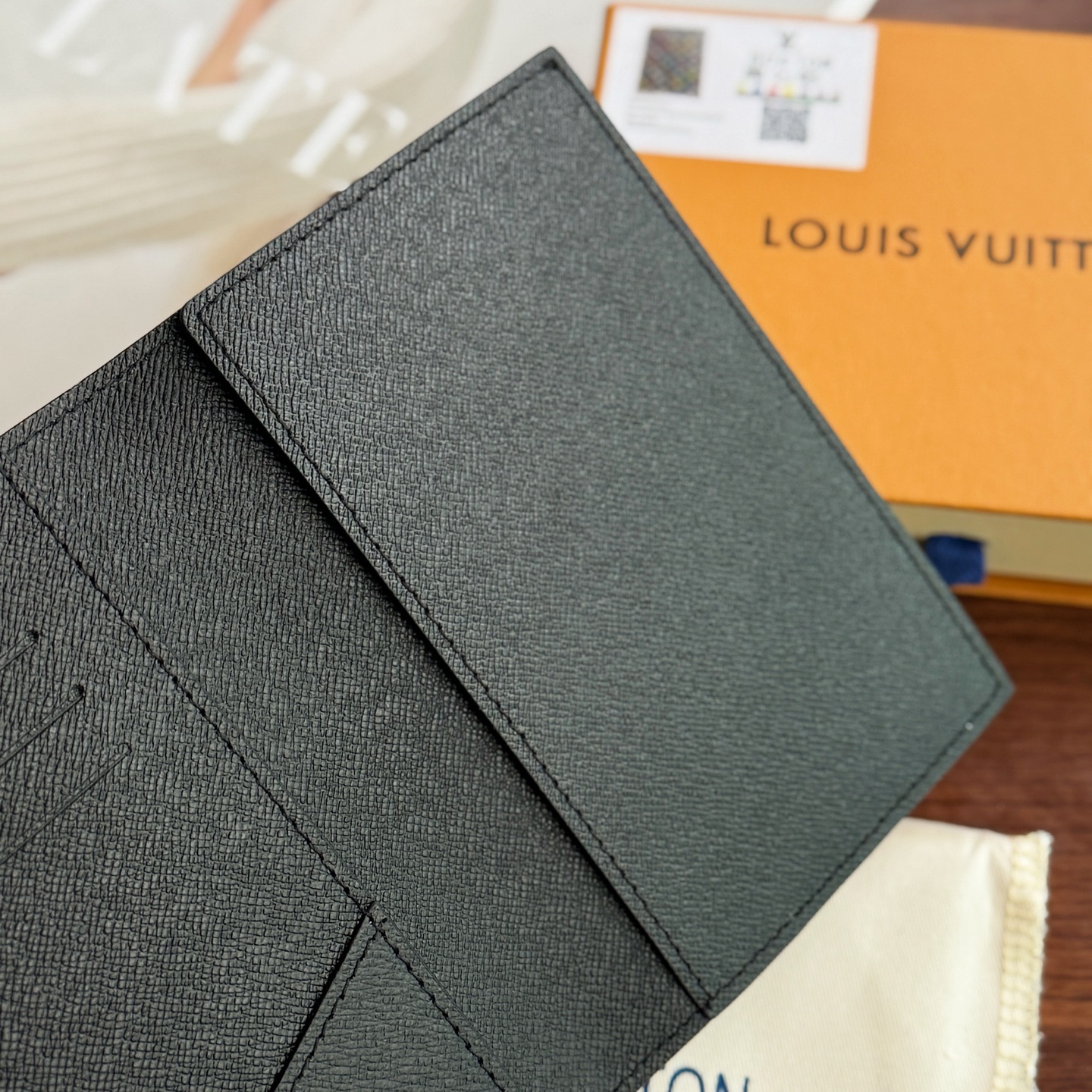 ルイ・ヴィトン「LV x TM」パスポートカバー クーヴェルテュール･パスポール