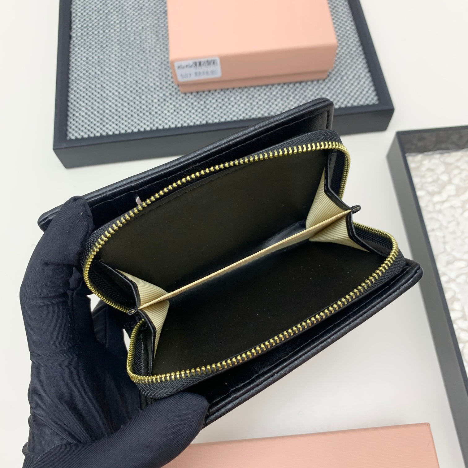 ミュウミュウ「Miu Miu」マテラッセレザー ジップアラウンド 折り財布