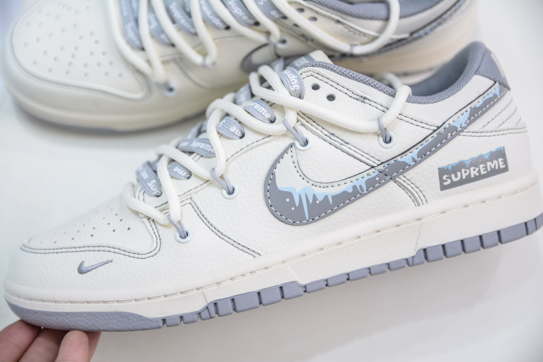 「コラボモデル」Supreme x Nike "ホワイト/グレー" スケートボードシューズ