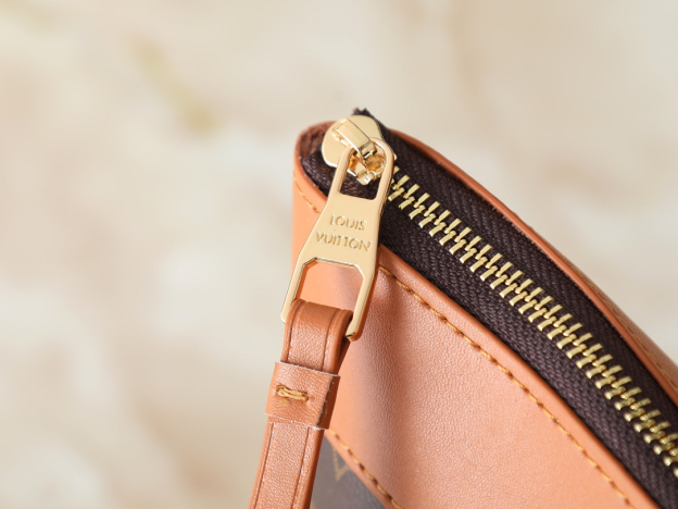 ルイ・ヴィトン「Louis Vuitton」ポシェット･ヴォワヤージュ スープル