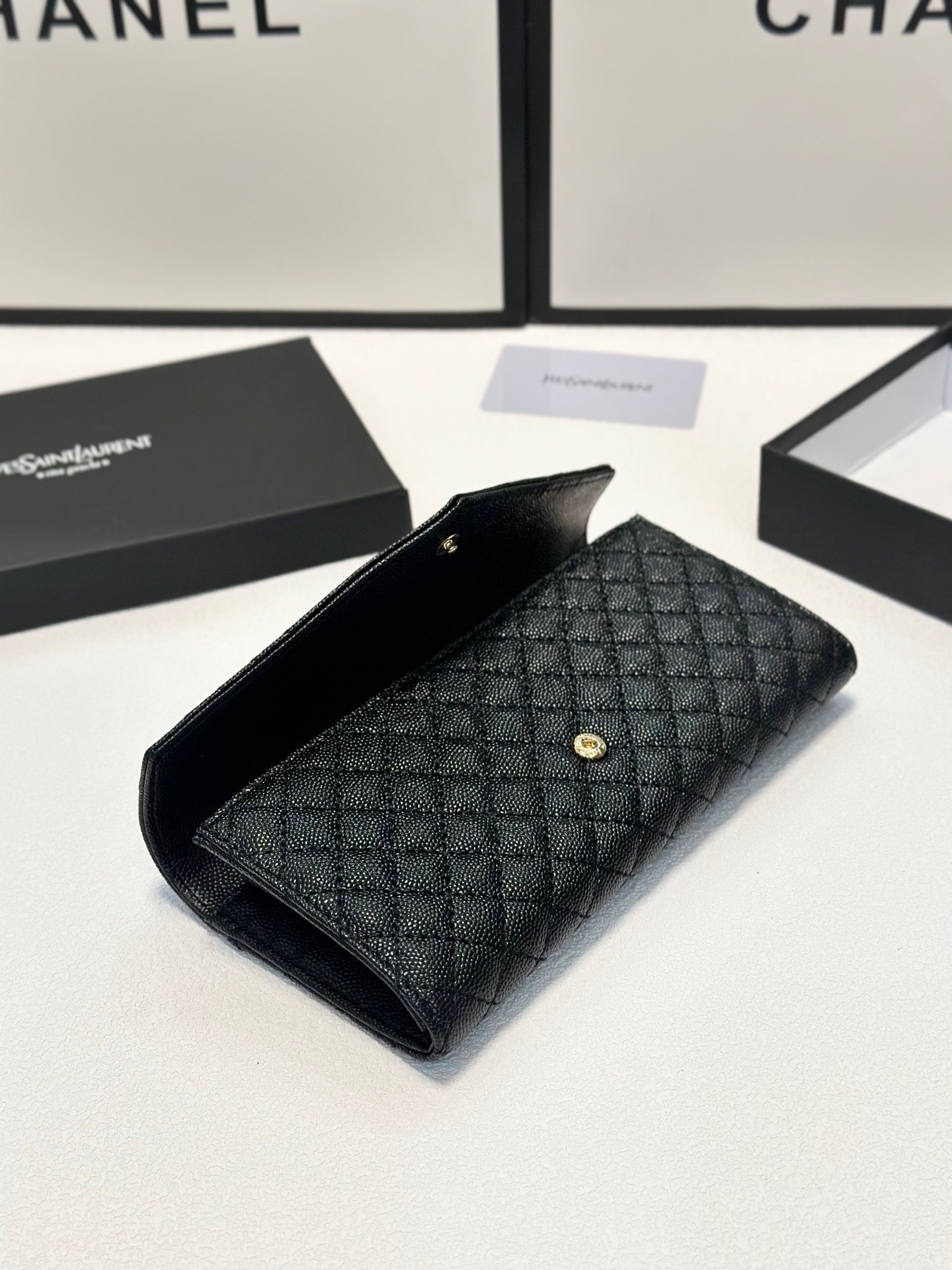 サンローラン「Saint Laurent」キャビアエンベロープフラップバッグ