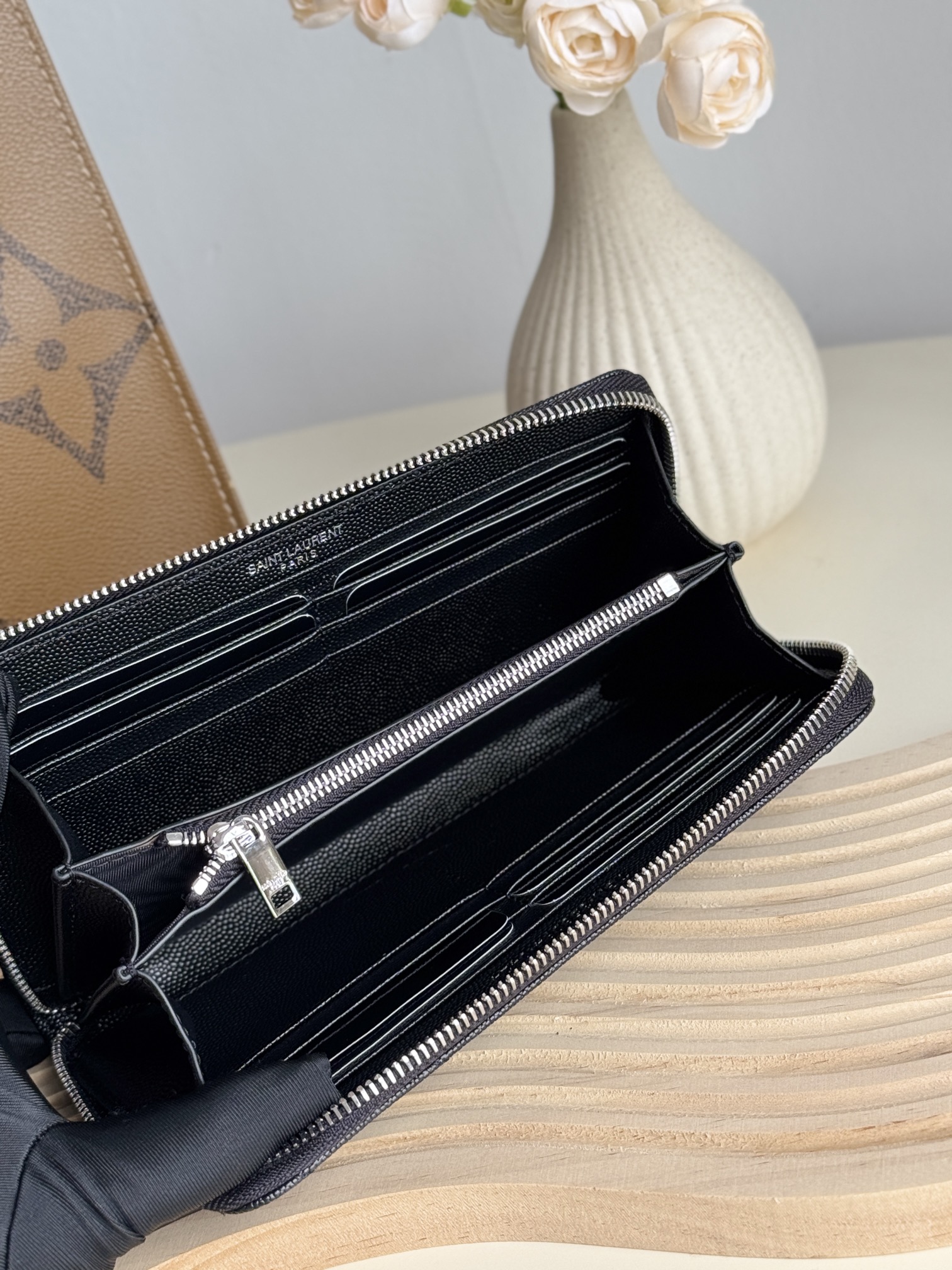 サンローラン「Saint Laurent」モノグラム・サンローラン フルジップウォレット（グレインパウダーテクスチャー キルティングレザー）